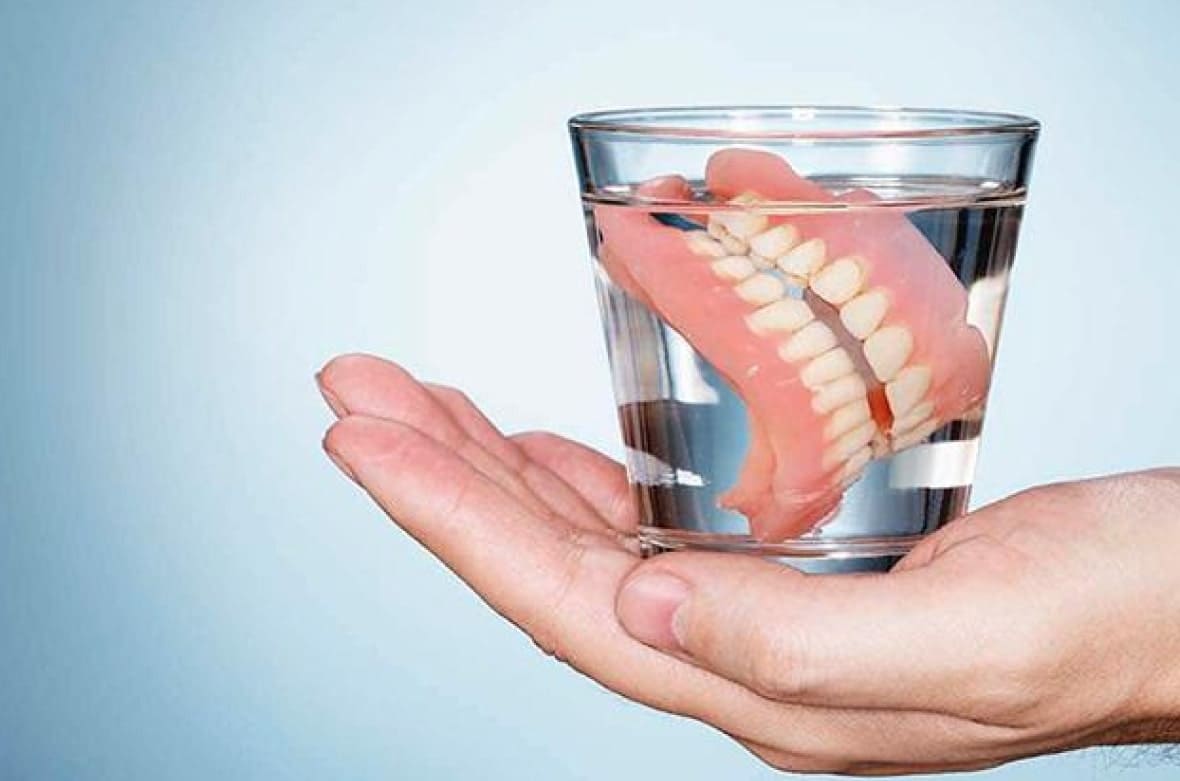 Как чистить съемные зубные протезы?
