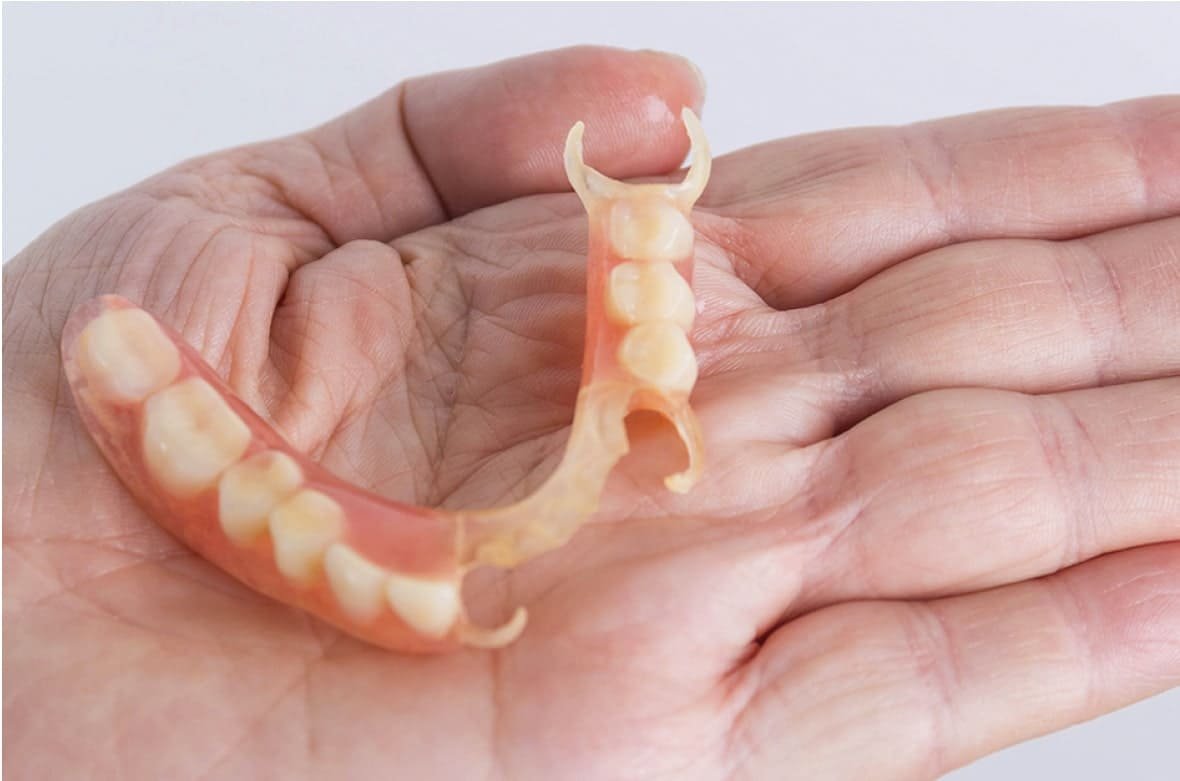 Зубні протези нейлонові на один зуб