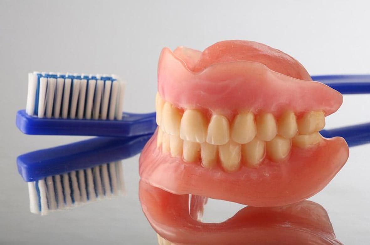 Засоби для очищення знімних зубних протезів